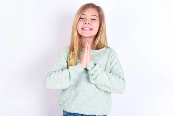 Pequena Menina Caucasiana Orando Com Mãos Juntas Pedindo Perdão Sorrindo — Fotografia de Stock