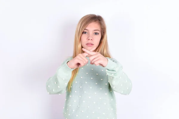 Kleine Kaukasische Kind Mädchen Hat Ablehnung Wütenden Ausdruck Daumendrücken Tut — Stockfoto