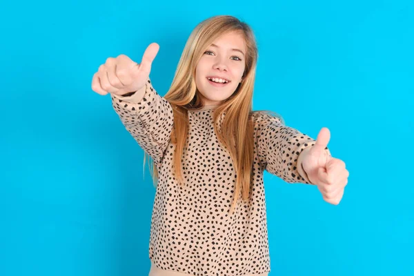Kleines Kaukasisches Mädchen Das Positive Gesten Mit Der Hand Zustimmt — Stockfoto