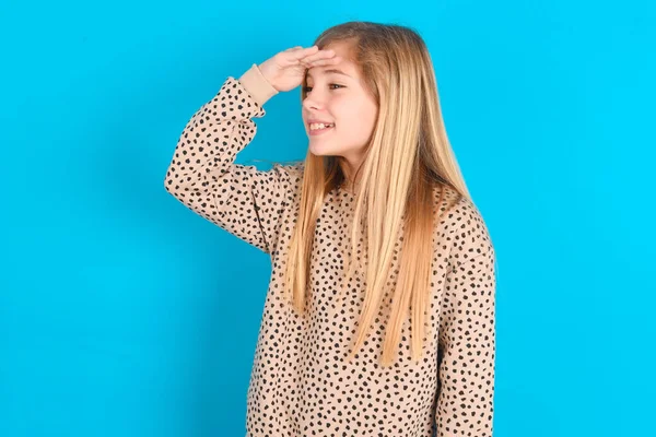 Pequena Menina Caucasiana Muito Feliz Sorrindo Olhando Para Longe Com — Fotografia de Stock