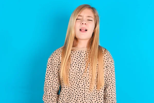 Küçük Beyaz Kız Komik Bir Ifadeyle Dilini Dışarı Çıkartıyor Duygu — Stok fotoğraf