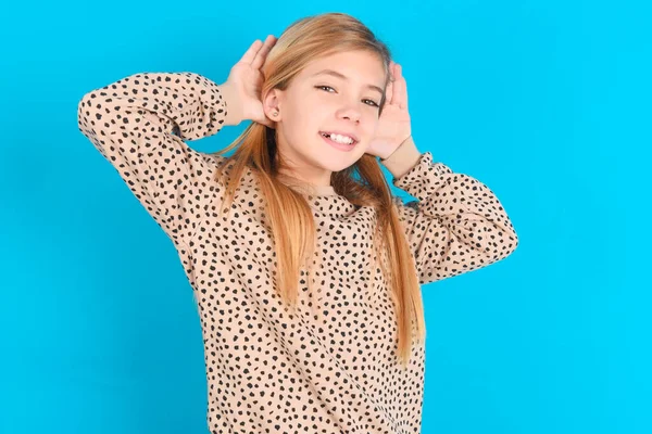 Biała Dziewczynka Próbuje Usłyszeć Obie Ręce Uchu Ciekawa Plotek Problemy — Zdjęcie stockowe