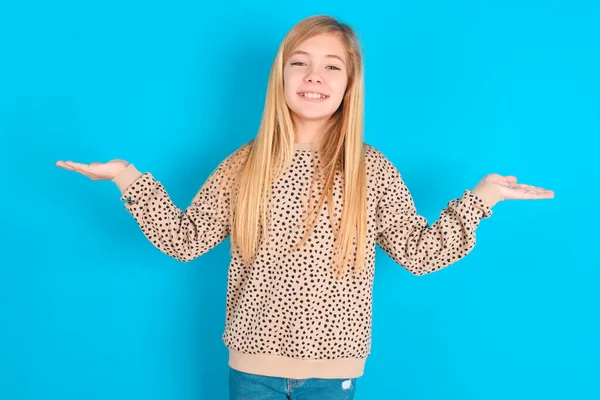 Neşeli, iyimser, beyaz kız elinde iki avuç içi fotokopi alanı tutuyor.