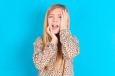 Kasvetli, umutsuz, ağlayan beyaz bir kız. Stresli görünüyor, suratını asıyor, yalnız ve endişeli hissediyor.