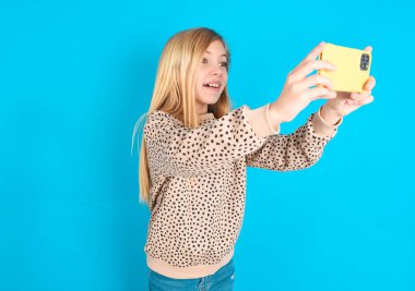 Kafkasyalı bir kız sosyal medyaya göndermek için selfie çekiyor ya da arkadaşlarıyla görüntülü görüşme yapıyor..