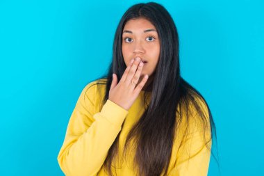 - Evet. Sanırım ben söyledim! Mavi arka plan üzerine sarı kazak giyen Latin kadının portresini kapat. Avuç içlerini aç, büyük gözlerle kameraya bak..