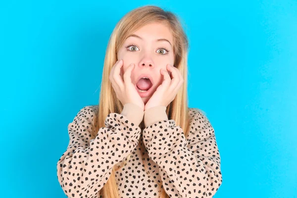 Stupefied Caucasian Kid Girl Expresses Excitement Thrill Keeps Jaw Dropped — Stock Photo, Image