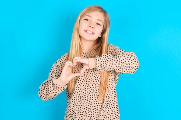Menina Criança Caucasiana Sorrindo Amor Fazendo Forma Símbolo Coração Com — Fotografia de Stock