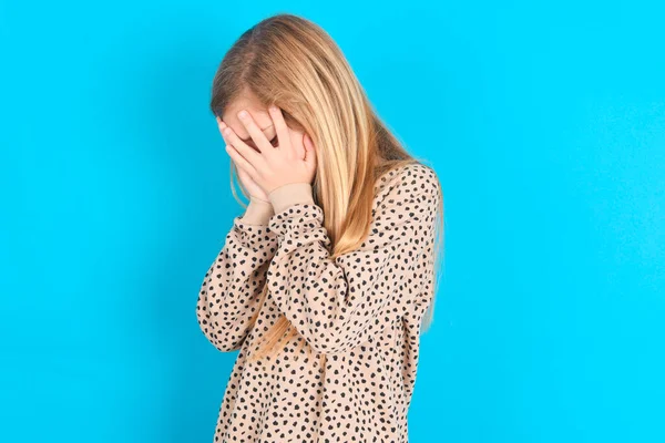 Trauriges Kaukasisches Mädchen Weint Und Bedeckt Ihr Gesicht Mit Ihren — Stockfoto