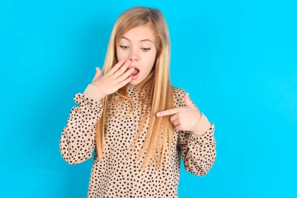Shocked Caucasian Kid Girl Looking Surprised Indicates Blank Fore Finger — Stock Photo, Image