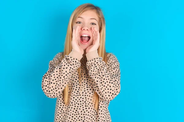 Kaukasisch Kind Meisje Schreeuwen Enthousiast Naar Voren — Stockfoto