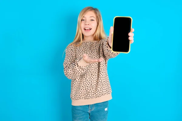 Kaukasisch Meisje Met Een Mobieltje Presentatie Van Smartphone Reclameconcept — Stockfoto