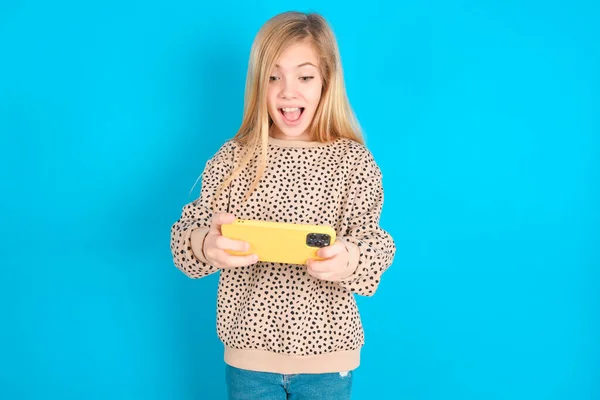 Portrait Excited Caucasian Kid Girl Playing Games Mobile Phone — Stock Photo, Image