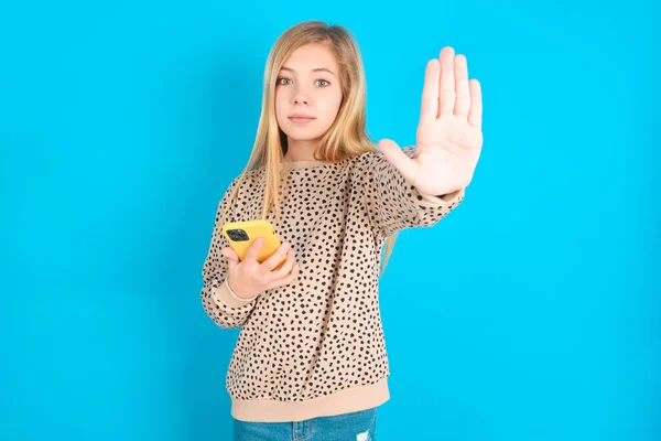 Kafkasyalı Kız Akıllı Telefonuyla Mesajlaşıp Duruyor Dur Işareti Yapıyor Ciddi — Stok fotoğraf