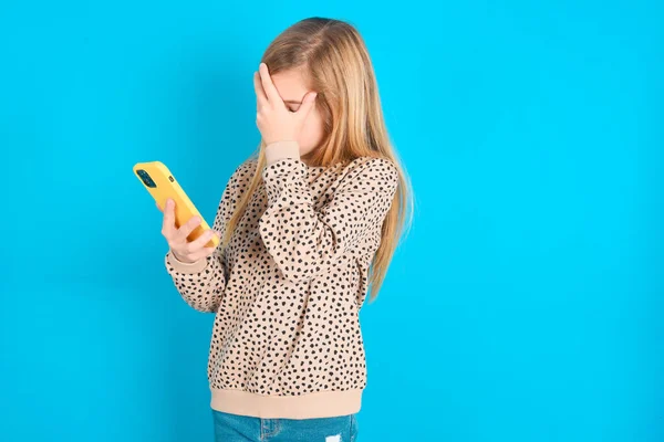 Blank Kind Meisje Kijken Naar Slimme Telefoon Gevoel Verdrietig Vasthouden — Stockfoto