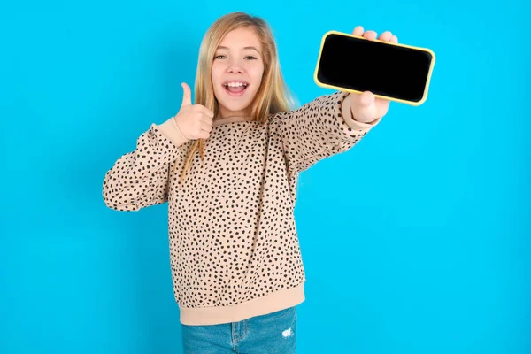 Retrato Branco Criança Menina Segurando Mãos Celular Mostrando Dando Preto — Fotografia de Stock