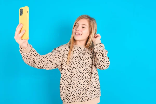 Kaukaskie Dziecko Dziewczyna Uśmiecha Się Robi Selfie Gotowy Umieszczenia Jej — Zdjęcie stockowe