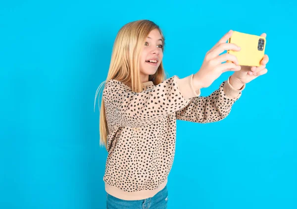 Kaukasiska Unge Flicka Som Tar Selfie Att Lägga Upp Det — Stockfoto