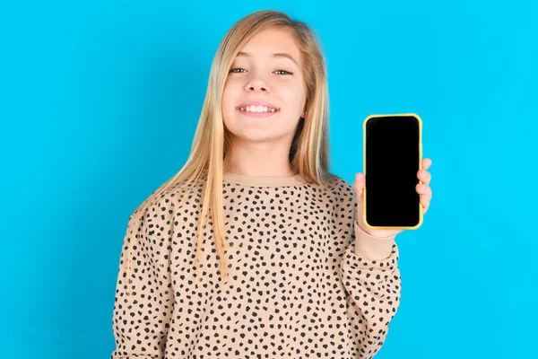 Rapariga Sorridente Prepara Espaço Para Cópias Segure Telefone Celular Com — Fotografia de Stock