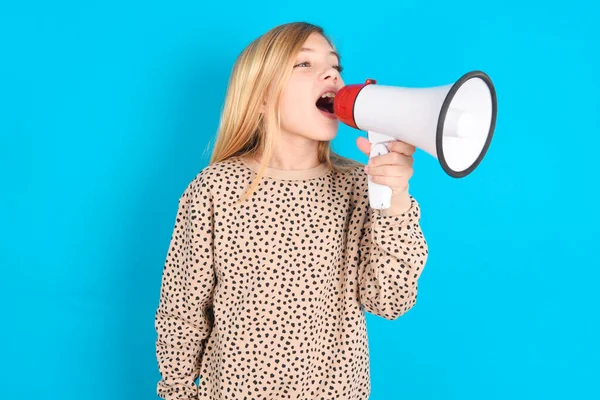 Flicka Genom Megaphone Med Ledigt Kopiera Utrymme — Stockfoto