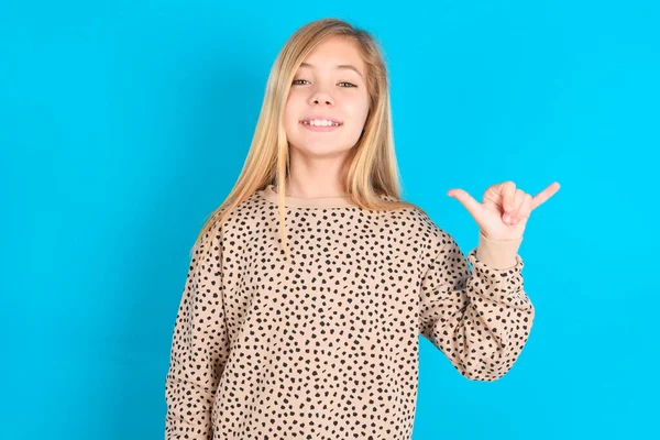 Dívka Ukazuje Číslo Šest Liu Prsty Gesto Znaku Čínský Jazyk — Stock fotografie