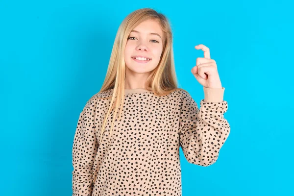 Chica Apuntando Hacia Arriba Con Los Dedos Número Nueve Lengua —  Fotos de Stock