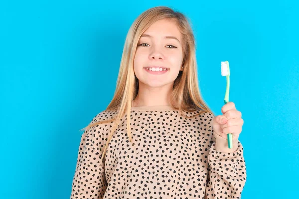 Καυκάσιος Κορίτσι Κρατώντας Μια Οδοντόβουρτσα Και Χαμογελώντας Έννοια Οδοντιατρικής Περίθαλψης — Φωτογραφία Αρχείου