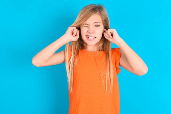 Menina Criança Feliz Vestindo Camiseta Laranja Sobre Fundo Azul Ignora — Fotografia de Stock