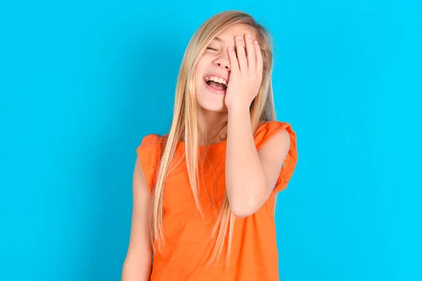 Klein Meisje Dragen Oranje Shirt Blauwe Achtergrond Met Palm Gezicht — Stockfoto