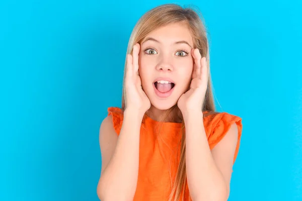 Dziewczynka Nosi Pomarańczowy Shirt Niebieskim Tle Przyjemny Wygląd Wesoły Szczęśliwa — Zdjęcie stockowe