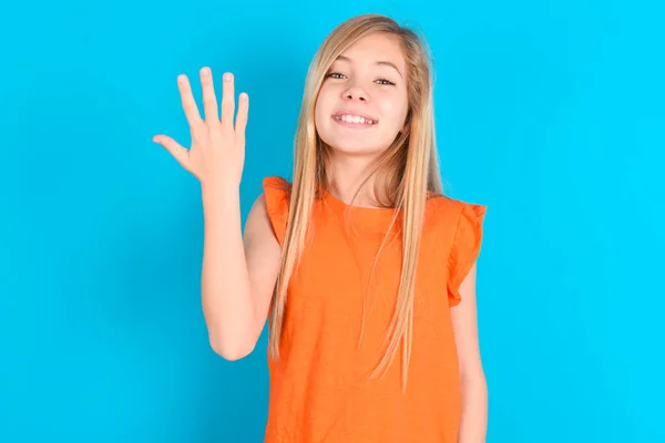 Liten Flicka Bär Orange Shirt Över Blå Bakgrund Ler Och — Stockfoto