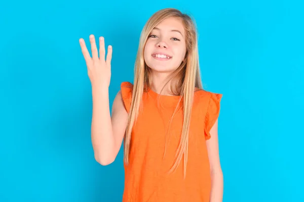 Menina Criança Vestindo Camiseta Laranja Sobre Fundo Azul Sorrindo Olhando — Fotografia de Stock