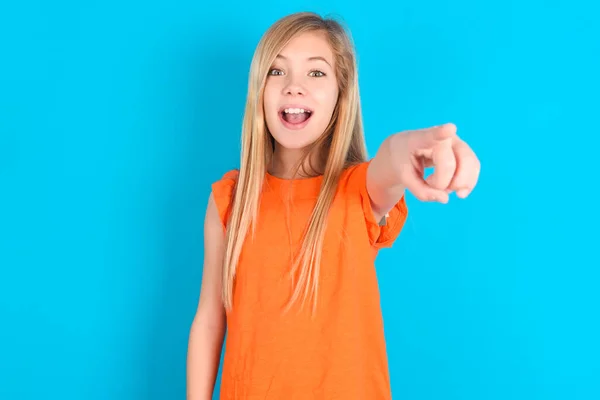 Petite Fille Positive Excitée Portant Shirt Orange Sur Fond Bleu — Photo