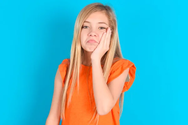 Triste Petite Fille Solitaire Portant Shirt Orange Sur Fond Bleu — Photo