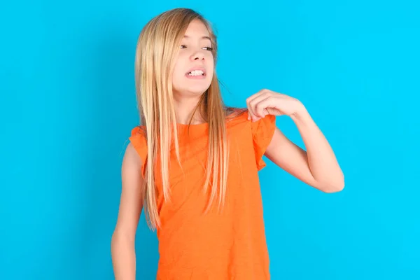 Liten Flicka Bär Orange Shirt Över Blå Bakgrund Stressad Orolig — Stockfoto