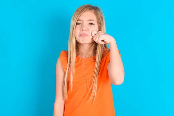 Desapontada Menina Criança Desanimado Vestindo Camiseta Laranja Sobre Fundo Azul — Fotografia de Stock