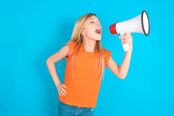 Rolig Liten Flicka Bär Orange Shirt Över Blå Bakgrund Människor — Stockfoto