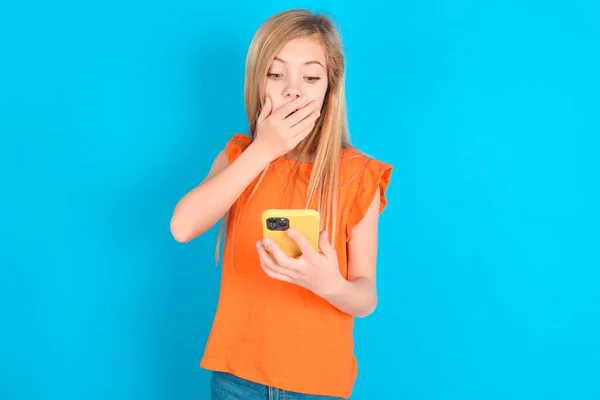 Menina Criança Vestindo Camiseta Laranja Sobre Fundo Azul Sendo Profundamente — Fotografia de Stock