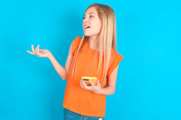 Feliz Agradou Menina Criança Vestindo Camiseta Laranja Sobre Fundo Azul — Fotografia de Stock