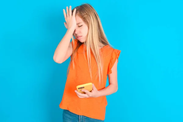 Aufgewühlt Depressives Kleines Mädchen Trägt Orangefarbenes Shirt Über Blauem Hintergrund — Stockfoto