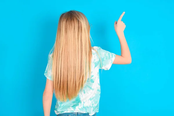 Pequeña Niña Caucásica Apuntando Objetar Espacio Copia Vista Trasera Espalda — Foto de Stock