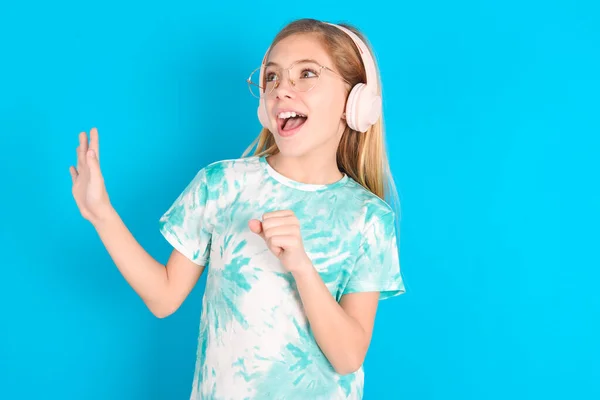Küçük Mutlu Beyaz Kız Sevdiği Şarkıyı Söylüyor Mikrofon Kulaklık Takar — Stok fotoğraf