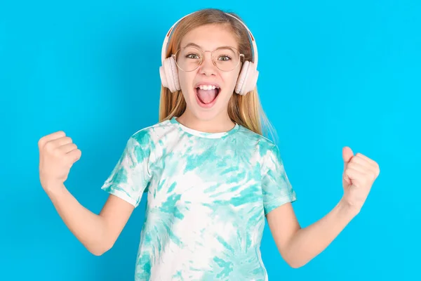 Emocional Pequeña Niña Caucásica Que Lleva Una Camiseta Moda Exclama —  Fotos de Stock