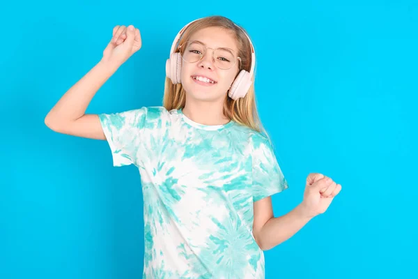 Carefree Little Caucasian Kid Girl Wearing Trendy Shirt Toothy Smile — Stock Photo, Image