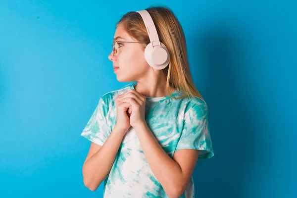 Pequeña Niña Caucásica Vistiendo Una Camiseta Moda Lleva Auriculares Estéreo —  Fotos de Stock