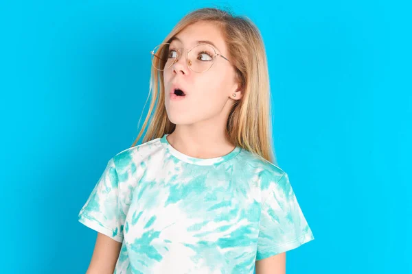 Pequeña Niña Caucásica Impactada Vistiendo Una Camiseta Moda Sobre Fondo —  Fotos de Stock