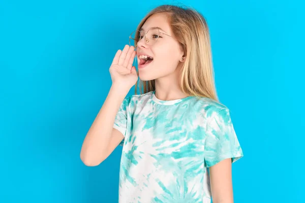 Mavi Arka Planda Modaya Uygun Tişörtler Giyen Beyaz Bir Kız — Stok fotoğraf