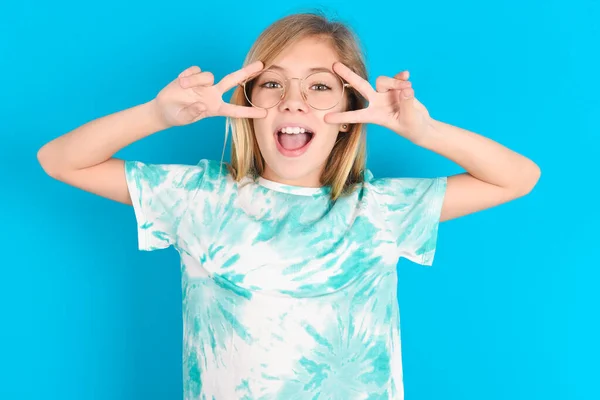 Fröhliche Positive Kleine Kaukasische Mädchen Tragen Trendige Shirt Über Blauem — Stockfoto