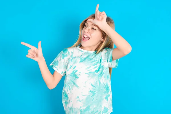 Pequeña Niña Caucásica Vistiendo Camiseta Moda Sobre Fondo Azul Mostrando —  Fotos de Stock