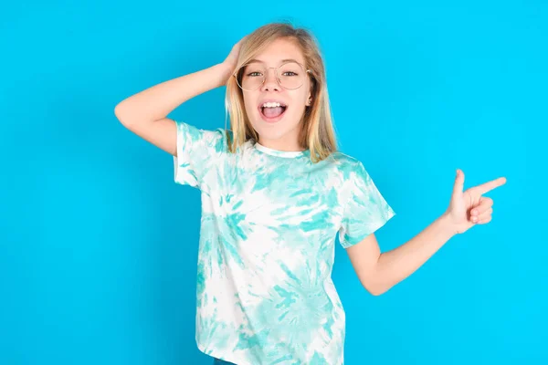 Sorprendida Niña Caucásica Pequeña Con Camiseta Moda Sobre Fondo Azul — Foto de Stock